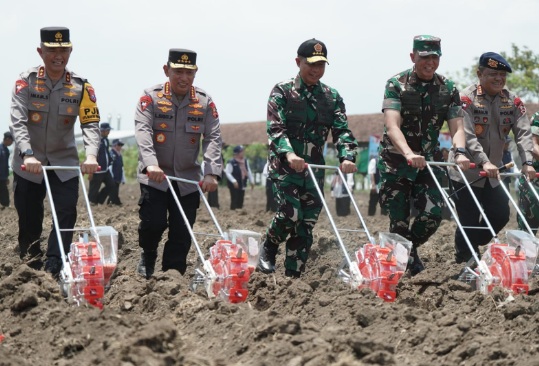 Panglima TNI dan Kapolri hadiri peluncuran Gugus Tugas Ketahanan Pangan Polri di Jatim Panglima TNI dan Kapolri hadiri peluncuran Gugus Tugas Ketahanan Pangan Polri di Jatim