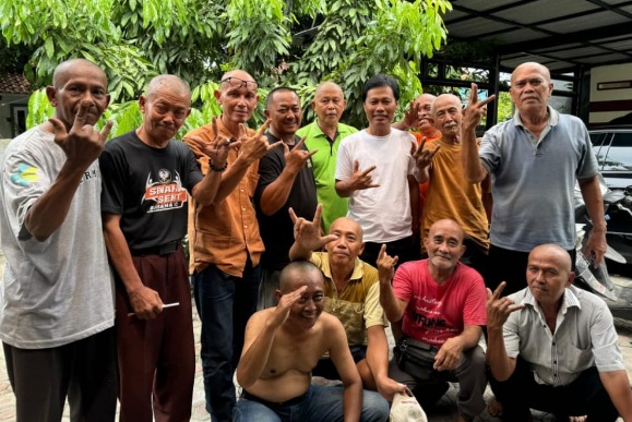 Paslon unggul sementara, relawan Effendi Edo-Siti Farida aksi cukur gundul Paslon unggul sementara, relawan Effendi Edo-Siti Farida aksi cukur gundul