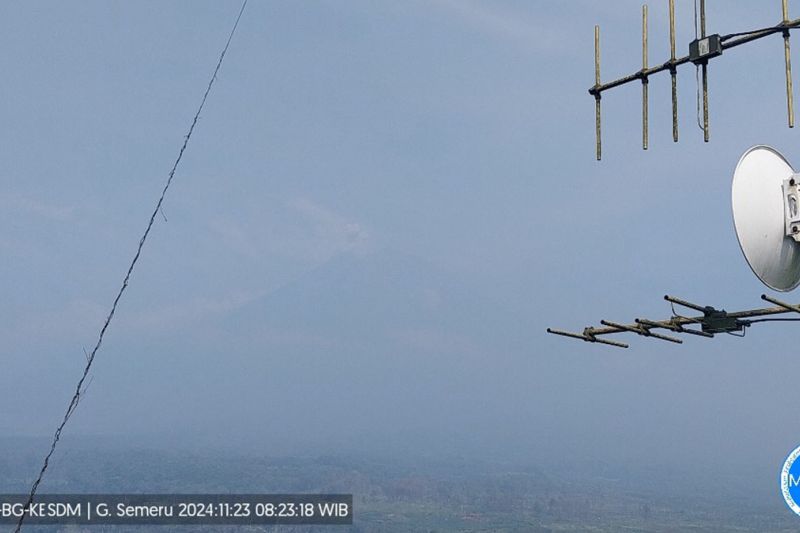 Gunung Semeru dua kali erupsi pada Sabtu pagi Gunung Semeru dua kali erupsi pada Sabtu pagi