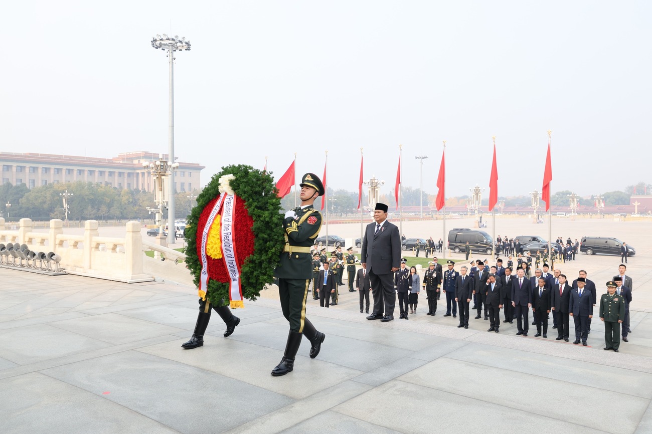 Prabowo letakkan karangan bunga di Monumen Tiananmen