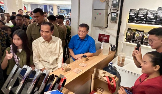 Sapa warga Purwokerto, Jokowi dan Cagub Ahmad Luthfi ngopi bareng di Rita Super Mall Sapa warga Purwokerto, Jokowi dan Cagub Ahmad Luthfi ngopi bareng di Rita Super Mall