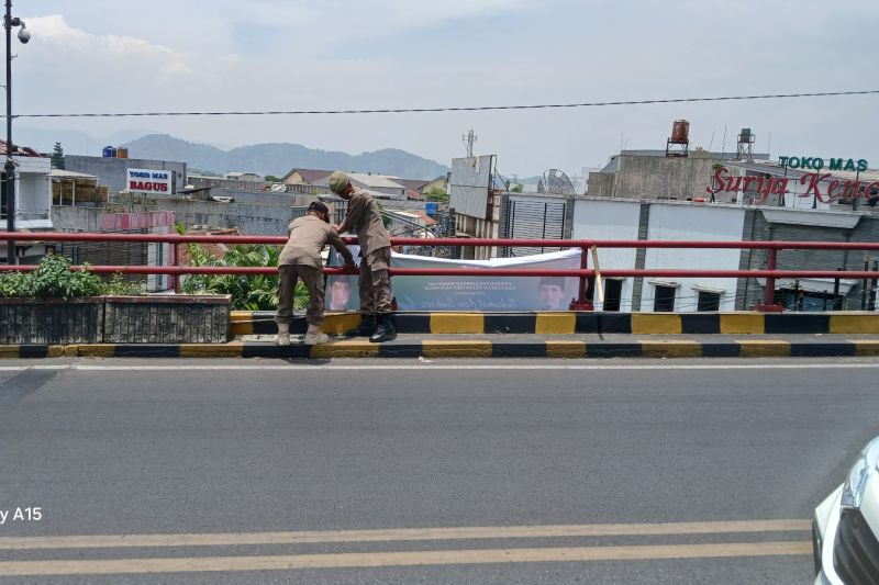 Bawaslu Cimahi imbau APK dibersihkan pada masa tenang Pilkada 2024 Bawaslu Cimahi imbau APK dibersihkan pada masa tenang Pilkada 2024