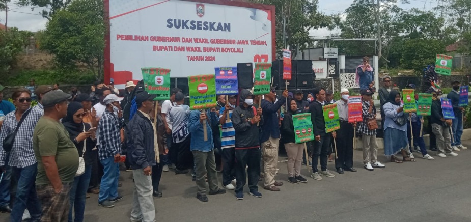 Gelar aksi, massa Aliansi Masyarakat Boyolali datangi Kantor Bupati Gelar aksi, massa Aliansi Masyarakat Boyolali datangi Kantor Bupati
