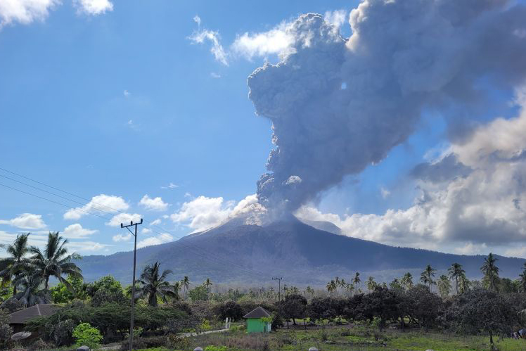 Gunung Lewotobi Laki-laki kembali erupsi pada Kamis