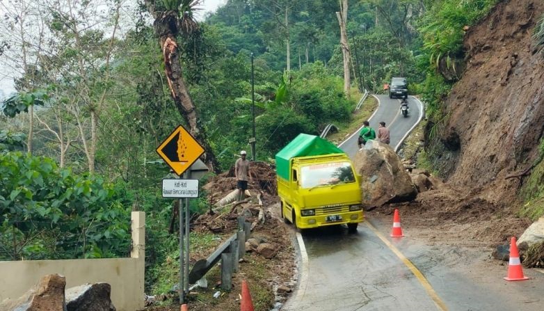 Kementerian PUPR buka kembali jalan nasional tertutup longsor
