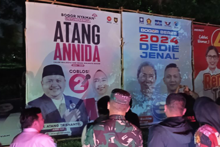 Alat peraga kampanye di Kota Bogor mulai dibersihkan Alat peraga kampanye di Kota Bogor mulai dibersihkan