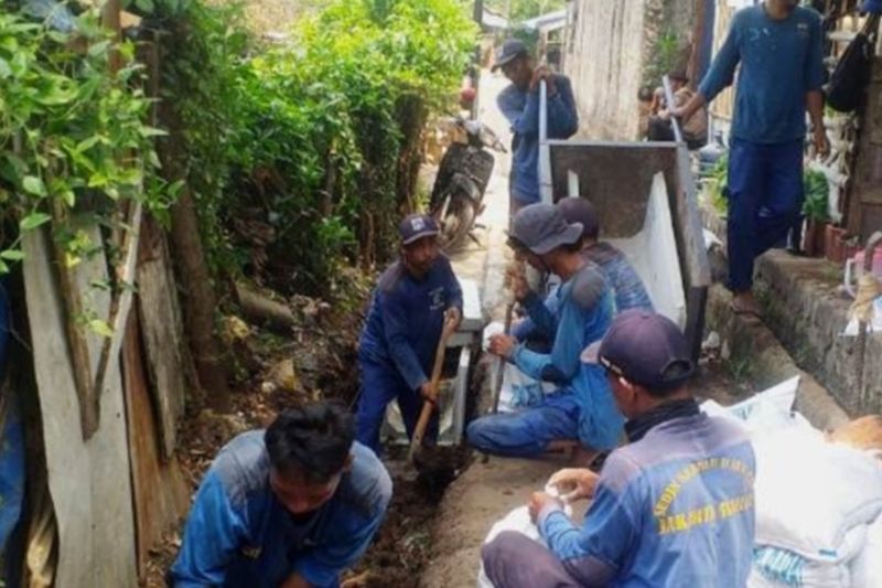 Sudin SDA Jakbar perbaiki 60 saluran air untuk antisipasi banjir
