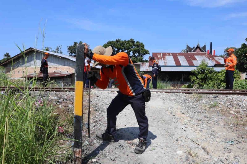 KAI ingatkan masyarakat tak buka kembali perlintasan liar yang ditutup KAI ingatkan masyarakat tak buka kembali perlintasan liar yang ditutup