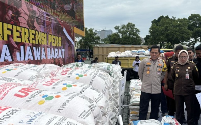 Polda Jabar ungkap sindikat penimbunan 33 ton pupuk bersubsidi Polda Jabar ungkap sindikat penimbunan 33 ton pupuk bersubsidi