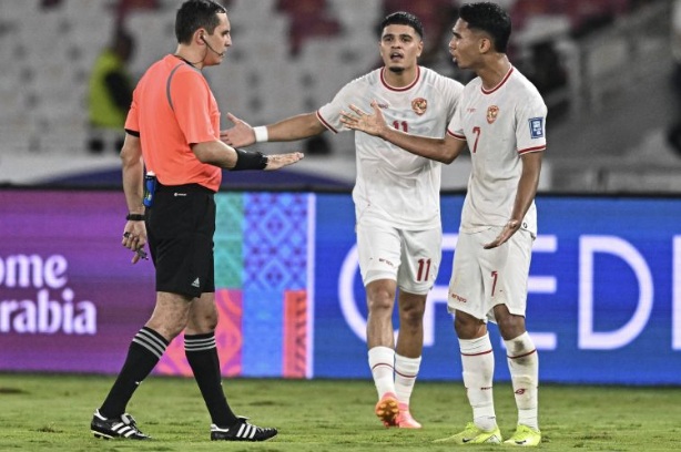 Ragnar Oratmangoen sambut kedatangan Ole Romeny Ragnar Oratmangoen sambut kedatangan Ole Romeny