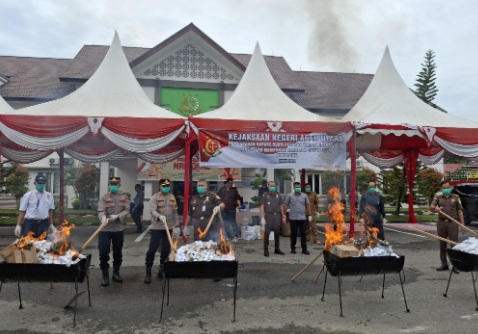 Kejari Aceh Utara musnahkan barang bukti narkoba, BBM dan barang ilegal Kejari Aceh Utara musnahkan barang bukti narkoba, BBM dan barang ilegal