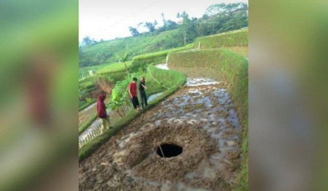Badan Geologi kirim tim selidiki lubang keringkan sungai di Blitar Badan Geologi kirim tim selidiki lubang keringkan sungai di Blitar