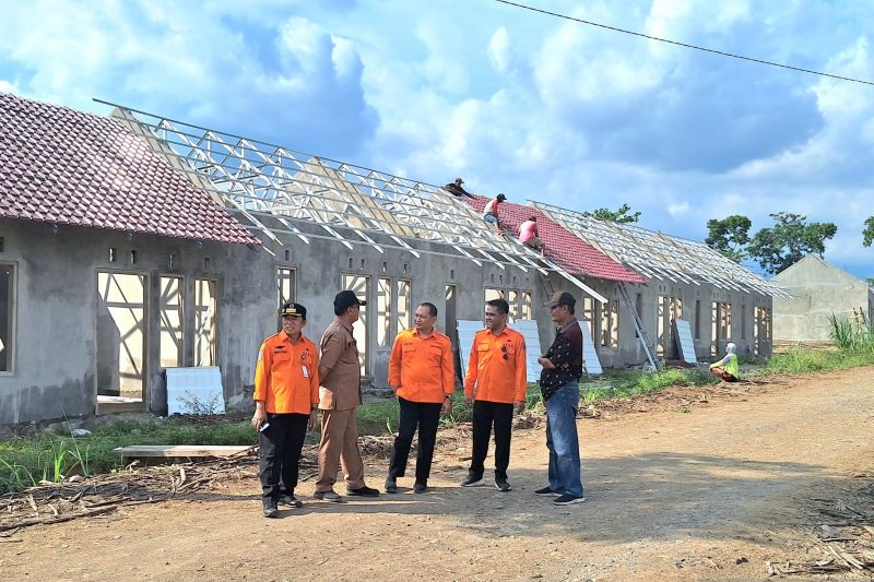 BPBD Jatim tinjau pembangunan hunian relokasi banjir BPBD Jatim tinjau pembangunan hunian relokasi banjir