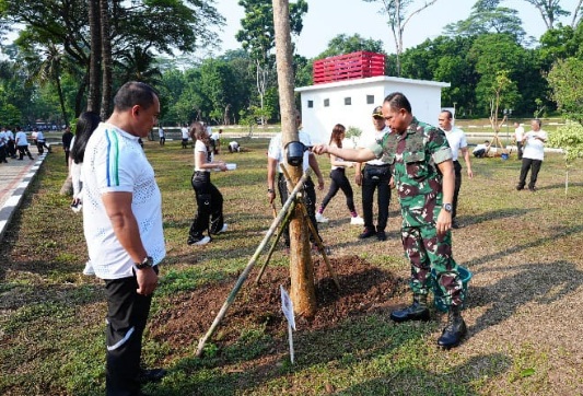 Jaga lingkungan dan ekosistem, Panglima TNI tanam pohon dan tebar benih ikan Jaga lingkungan dan ekosistem, Panglima TNI tanam pohon dan tebar benih ikan