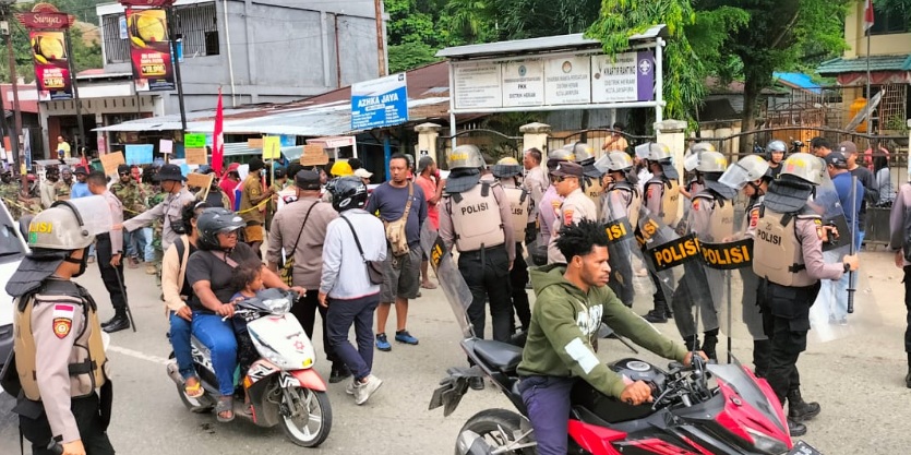 Seratusan polisi sekat pendemo tolak transmigrasi di lima titik di Kabupaten Jayapura Seratusan polisi sekat pendemo tolak transmigrasi di lima titik di Kabupaten Jayapura