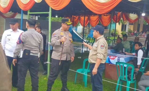 Kemarin, di tengah rintik hujan Kapolres Langkat cek keamanan TPS