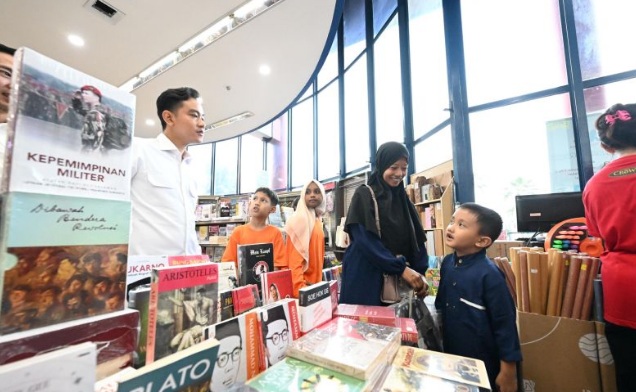 Wapres ajak anak-anak ke toko buku tanamkan minat baca sejak dini Wapres ajak anak-anak ke toko buku tanamkan minat baca sejak dini