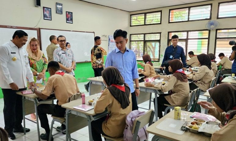 Wapres kunjungi uji coba makan bergizi di SMKN 7 Semarang Wapres kunjungi uji coba makan bergizi di SMKN 7 Semarang