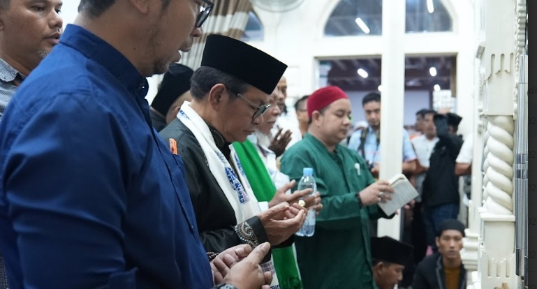 Ziarah di malam Jumat, Pramono disambut cucu dan cicit Habib Luar Batang Ziarah di malam Jumat, Pramono disambut cucu dan cicit Habib Luar Batang