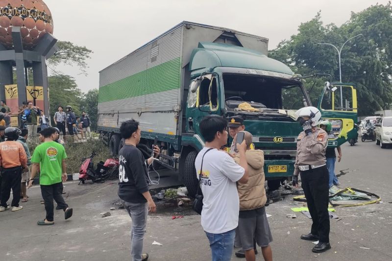 Sopir truk kontainer penabrak 16 kendaraan di Tangerang jadi tersangka Sopir truk kontainer penabrak 16 kendaraan di Tangerang jadi tersangka