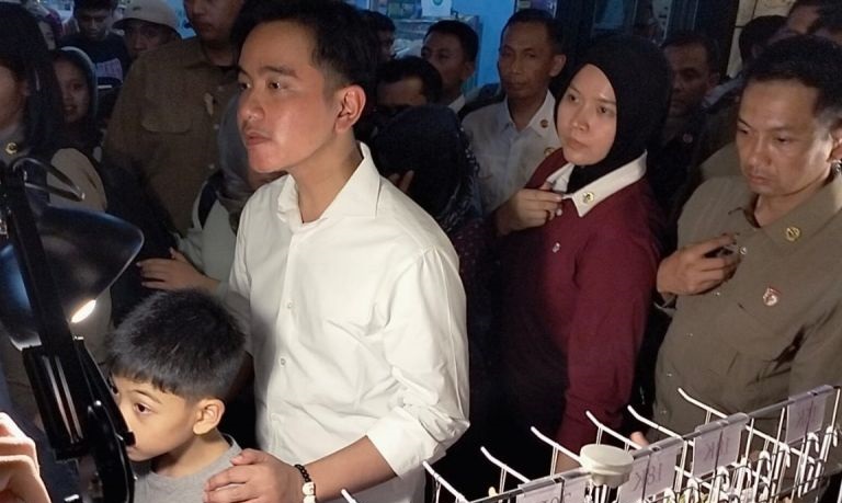 Wapres Gibran tanggapi kasus perusakan kafe di Solo Wapres Gibran tanggapi kasus perusakan kafe di Solo
