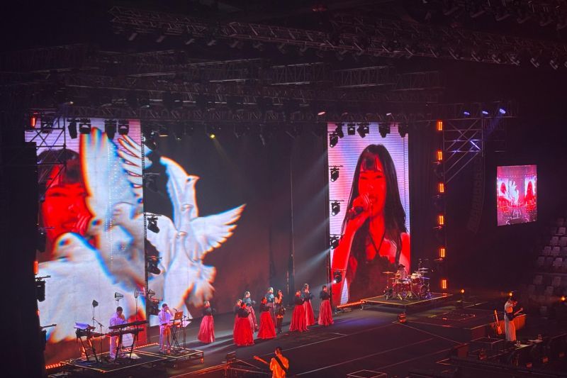 Konser tunggal Isyana Sarasvati dibuka dengan penampilan lagu seriosa Konser tunggal Isyana Sarasvati dibuka dengan penampilan lagu seriosa