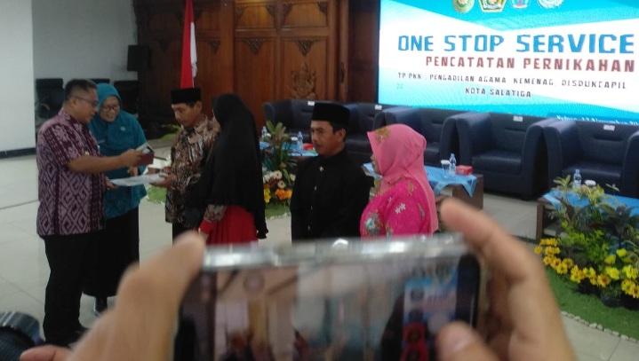Pemkot Salatiga nikahkan resmi 15 pasangan yang sudah miliki anak Pemkot Salatiga nikahkan resmi 15 pasangan yang sudah miliki anak