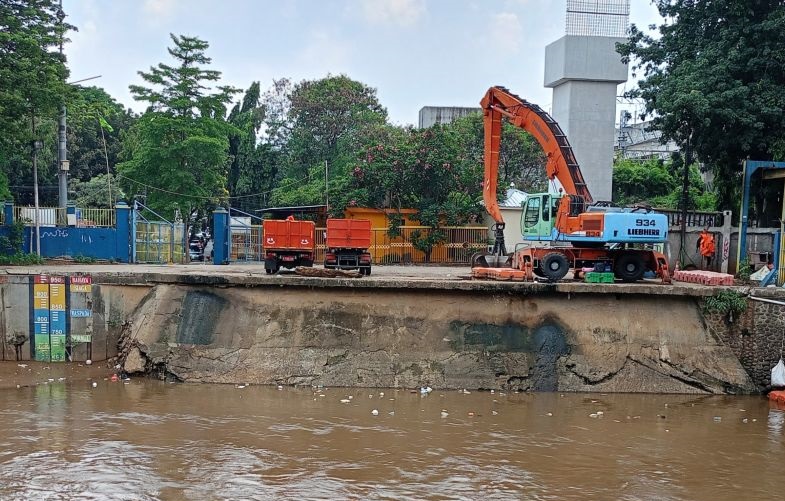 DKI keruk sedimen lumpur untuk optimalkan daya tampung air saat hujan