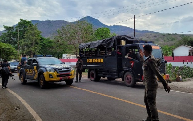 Aparat evakuasi warga ke tempat aman imbas erupsi susulan Lewotobi Aparat evakuasi warga ke tempat aman imbas erupsi susulan Lewotobi