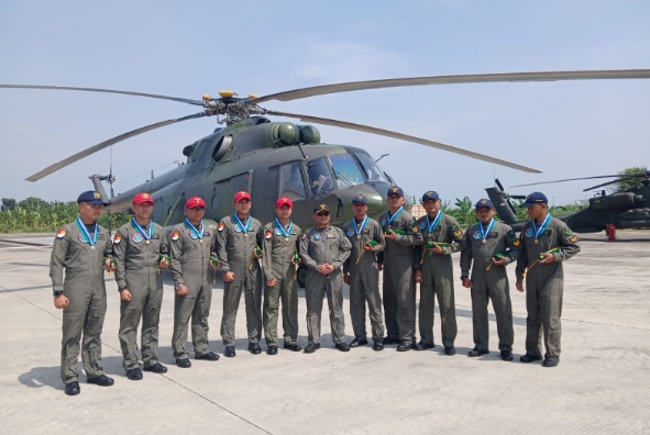 Bantu korban Badai Kristine, 10 anggota crew Helicopter MI 17 dapat penghargaan Bantu korban Badai Kristine, 10 anggota crew Helicopter MI 17 dapat penghargaan