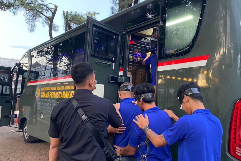 Belasan napi Lapas Semarang dipindah ke Nusakambangan Belasan napi Lapas Semarang dipindah ke Nusakambangan