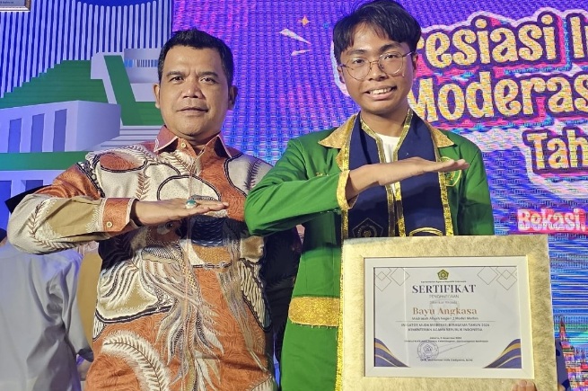 Siswa MAN 2 Model Medan raih penghargaan Inisiator Muda Moderasi Beragama Siswa MAN 2 Model Medan raih penghargaan Inisiator Muda Moderasi Beragama