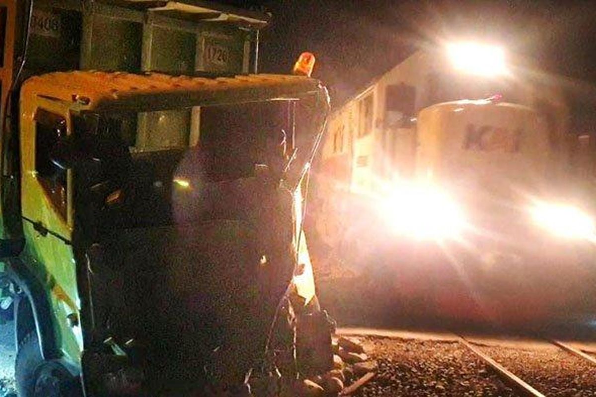 22 November 2023: KA Wijaya Kusuma tabrak truk yang mogok di perlintasan Bangsal Mojokerto 22 November 2023: KA Wijaya Kusuma tabrak truk yang mogok di perlintasan Bangsal Mojokerto