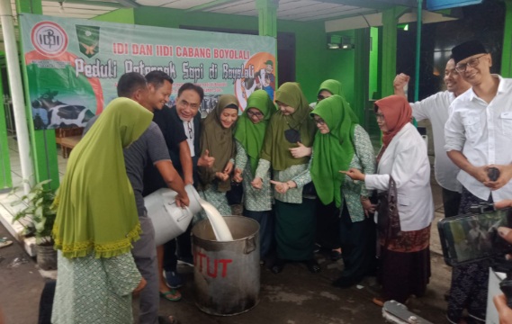 Prihatin aksi mandi dan buang susu, dokter aksi beli susu ke peternak Boyolali Prihatin aksi mandi dan buang susu, dokter aksi beli susu ke peternak Boyolali