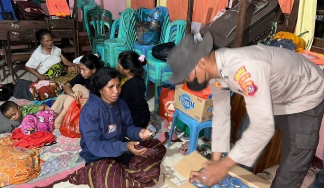 Ratusan paket bantuan korban erupsi gunung api NTT mulai disalurkan Ratusan paket bantuan korban erupsi gunung api NTT mulai disalurkan