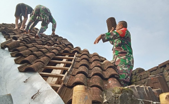 TNI bersama warga gotong royong perbaiki rumah warga akibat puting beliung TNI bersama warga gotong royong perbaiki rumah warga akibat puting beliung
