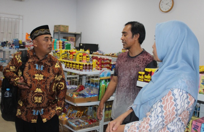 Program ZMart UPZ Masjid Nurul Ilmi Makassar dorong ekonomi masyarakat sekitar Program ZMart UPZ Masjid Nurul Ilmi Makassar dorong ekonomi masyarakat sekitar