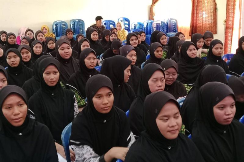 DPPPA-KB Kalsel kampanyekan penurunan stunting di ponpes DPPPA-KB Kalsel kampanyekan penurunan stunting di ponpes