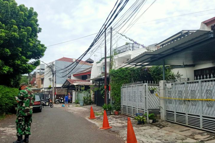 Polisi cek urine remaja yang bunuh ayah dan neneknya di Cilandak Polisi cek urine remaja yang bunuh ayah dan neneknya di Cilandak