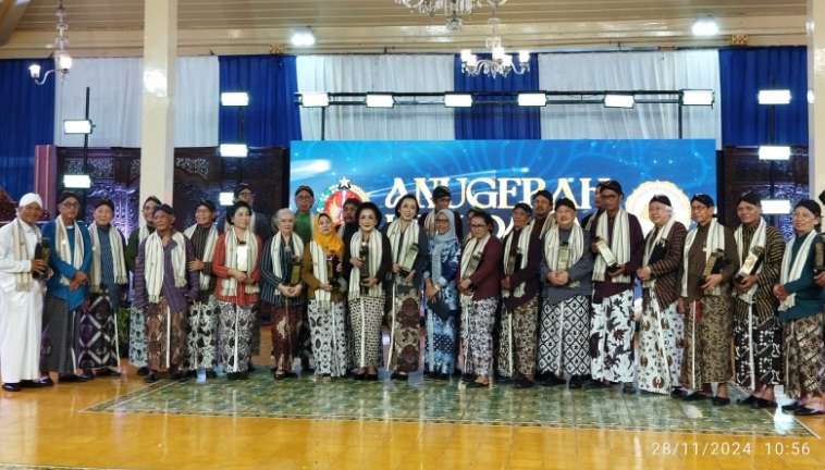Terima Anugerah Kebudayaan DIY 2024 dari Sri Sultan HB X, Shoimah bahagia Terima Anugerah Kebudayaan DIY 2024 dari Sri Sultan HB X, Shoimah bahagia