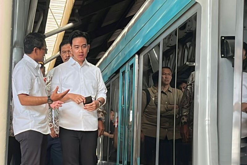 Wapres tinjau uji coba battery tram di Stasiun Purwosari Wapres tinjau uji coba battery tram di Stasiun Purwosari