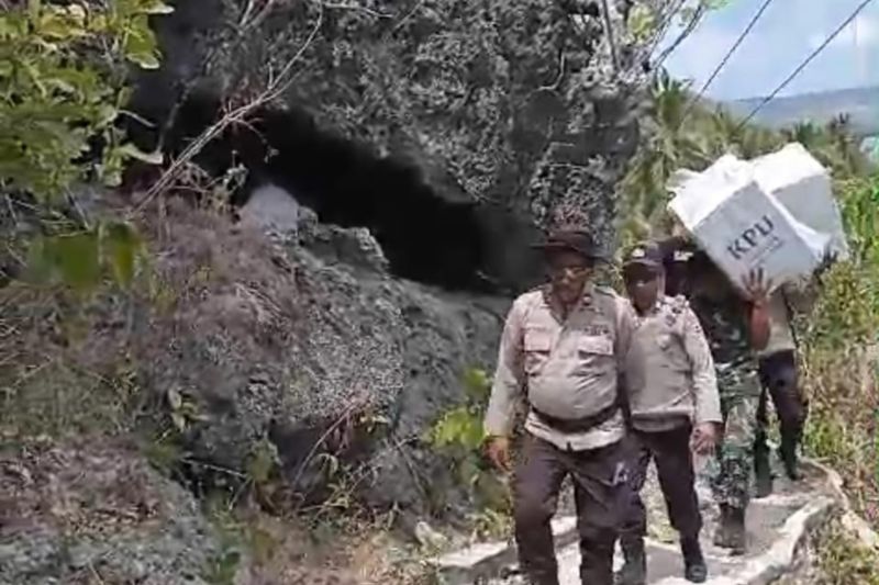 Personel Polres MBD jalan kaki 3 jam kawal distribusi logistik Pilkada Personel Polres MBD jalan kaki 3 jam kawal distribusi logistik Pilkada