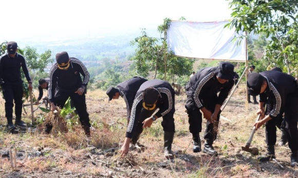 Dukung ketahanan pangan, personil Polres Kudus tanam jagung di kawasan Pegunungan Patiayam Dukung ketahanan pangan, personil Polres Kudus tanam jagung di kawasan Pegunungan Patiayam