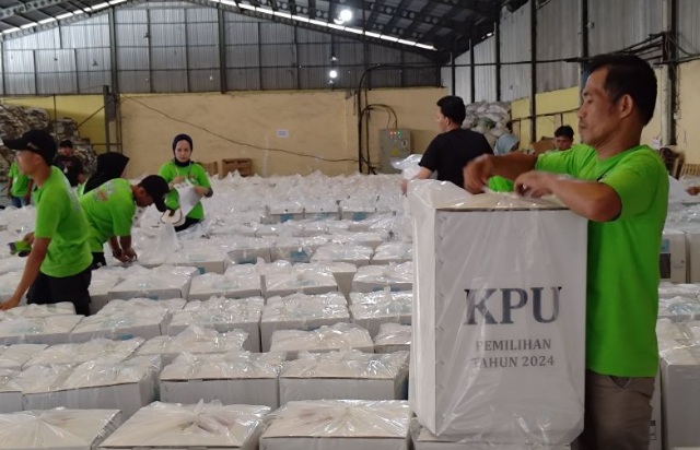 KPU Tangerang mulai distribusikan 6.874 logistik pilkada KPU Tangerang mulai distribusikan 6.874 logistik pilkada