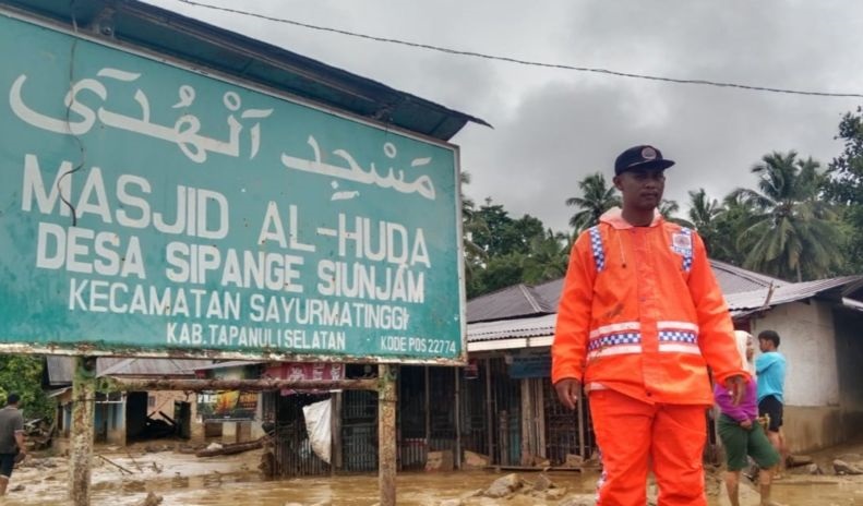 Petugas di Tapanuli Selatan bersiaga atasi banjir tewaskan dua warga Petugas di Tapanuli Selatan bersiaga atasi banjir tewaskan dua warga