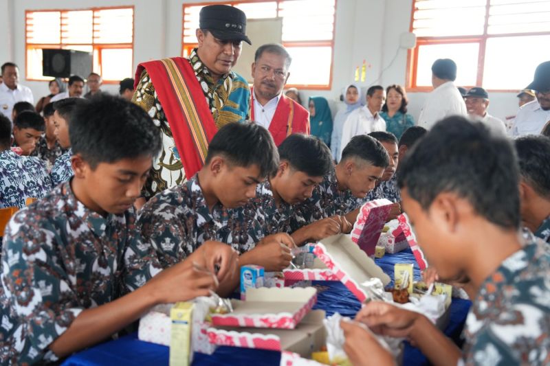 Gubernur Sulbar uji coba program makan gratis di Mamasa Gubernur Sulbar uji coba program makan gratis di Mamasa