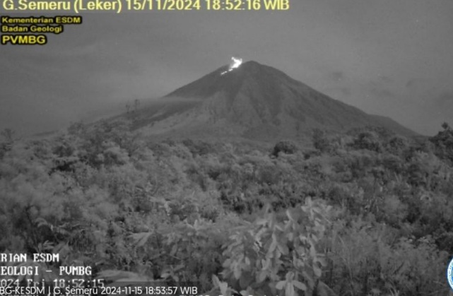 Gunung Semeru kembali erupsi disertai letusan setinggi 400 meter Gunung Semeru kembali erupsi disertai letusan setinggi 400 meter