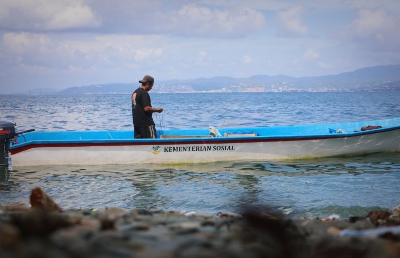 Menebar asa nelayan di perairan Teluk Ambon Menebar asa nelayan di perairan Teluk Ambon