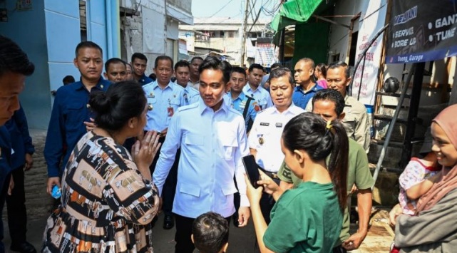 Wapres Gibran kunjungi warga terdampak rob di Muara Angke Wapres Gibran kunjungi warga terdampak rob di Muara Angke