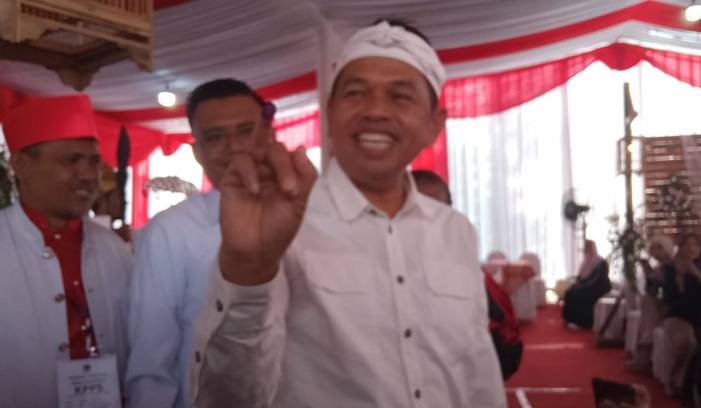Cagub Dedi Mulyadi nyoblos di TPS depan rumah pribadinya Cagub Dedi Mulyadi nyoblos di TPS depan rumah pribadinya